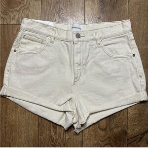Mid rise relaxed short